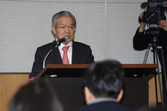 권태신 신임 전경련 부회장이 24일 오후 서울 영등포구 전경련에서 정기총회 기자 브리핑을 하고 있다.